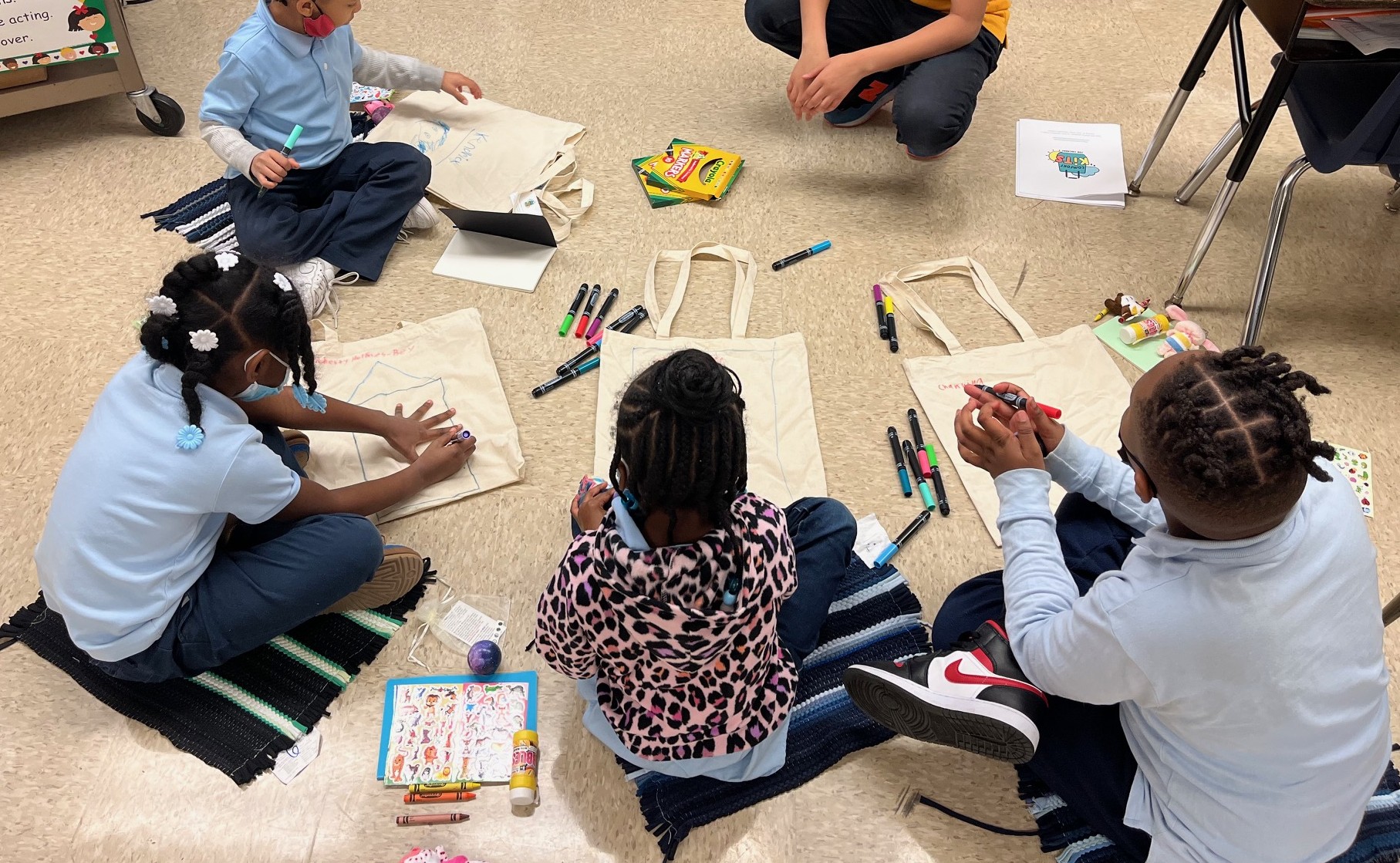 Des enfants reçoivent des kits de réconfort lors d'un événement organisé par les écoles publiques de Chicago
